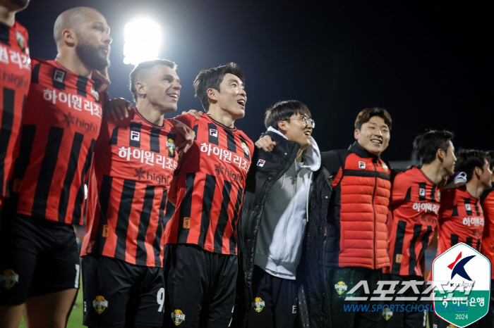 '런던銅X강원캡틴'윤석영"어린 선수들 너무 잘해...韓축구 퇴보한것 아니…