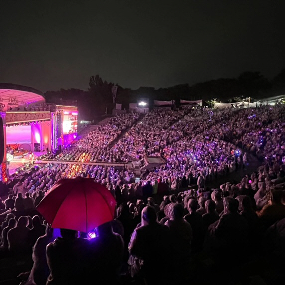 우비로 가득찬 공연장..성시경, '폭우 콘서트' 성료 "난 행복한 사람"…