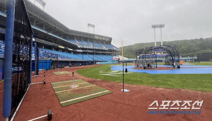 '갑자기 굵어진 라팍 빗줄기' 1위 KIA와 3위 삼성 경기 개최 여부는…