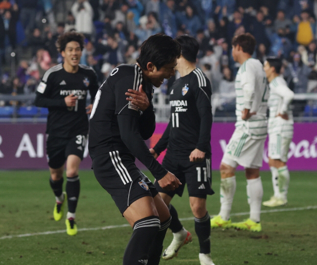 [단독]韓 축구 미래 설영우, 시즌 중 어깨탈구 수술 결정…2~3개월 결…