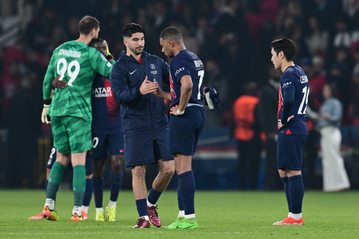 "형이 거기서 왜 나와" '결승 좌절' PSG 무대에 포착된 맨유 前 감…