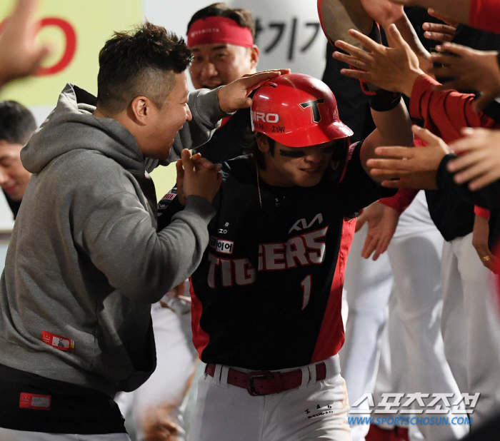 '연장 혈투 끝 승리 이끈 맏형' 대투수 양현종 미소 짓게 만든 최형우의…