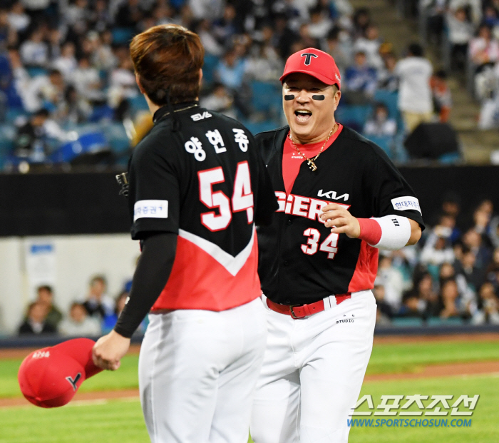 '연장 혈투 끝 승리 이끈 맏형' 대투수 양현종 미소 짓게 만든 최형우의…