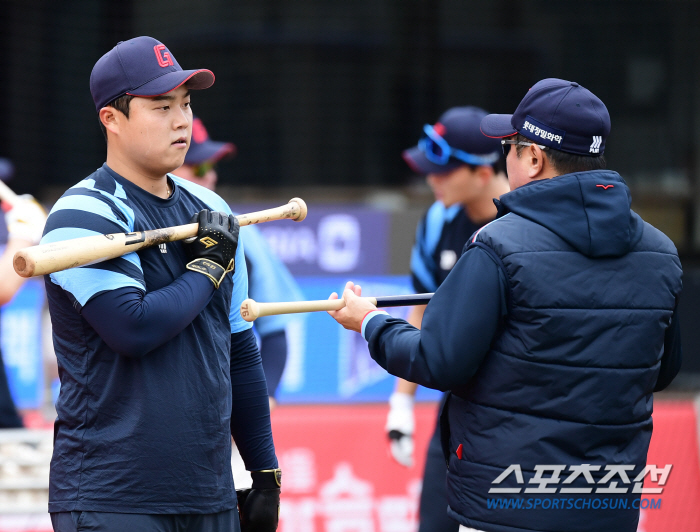 입대 전 마지막 불꽃 태울까…'퓨처스 홈런→1군 복귀' 한동희, 이제 한…