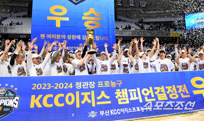 '금의환향' 부산 팬들께 챔피언 트로피 신고합니다…KCC, 우승 뒷풀이 …