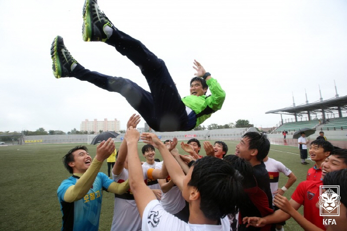 [단독]A대표팀보다 U-20팀 감독 선임이 빨랐다…'황희찬 스승'이창원 …