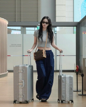 한예슬, ♥10살 연하와 신혼여행 떠났다…'힙 끝판왕' 공항 패션 완성