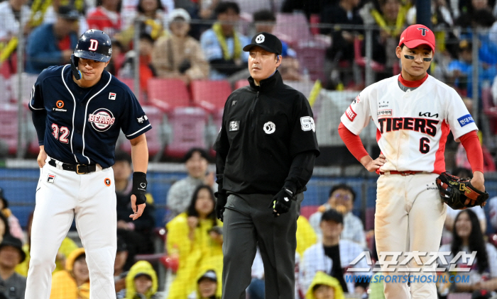 '이건 잡아야 해!' 챔필 난입한 불청객 쿨하게 처리한 김재환, 잡지 못…