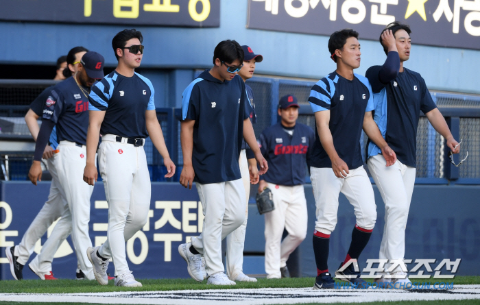 결국에는 투수 대주자 써야 했나…레이저 송구에 홈아웃, 2연속 도루 저지…