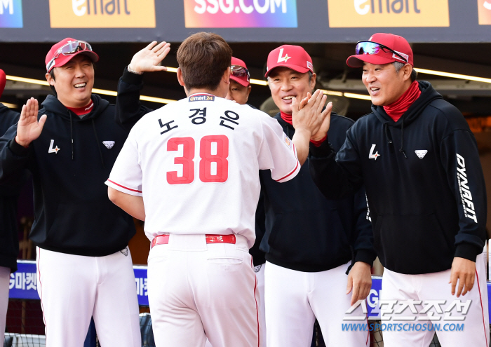 '나이가 믿기지 않네' 20년 후배들 제치고 40세 투수가 홀드 단독 1…