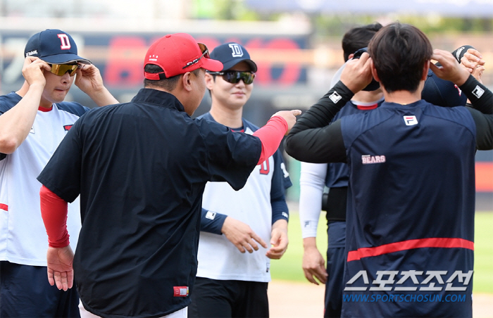 꽃감독과 양의지의 경기 전 만남, 겉으론 여유롭게 웃었지만...[광주 현…