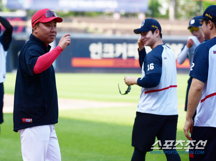 꽃감독과 양의지의 경기 전 만남, 겉으론 여유롭게 웃었지만...[광주 현…