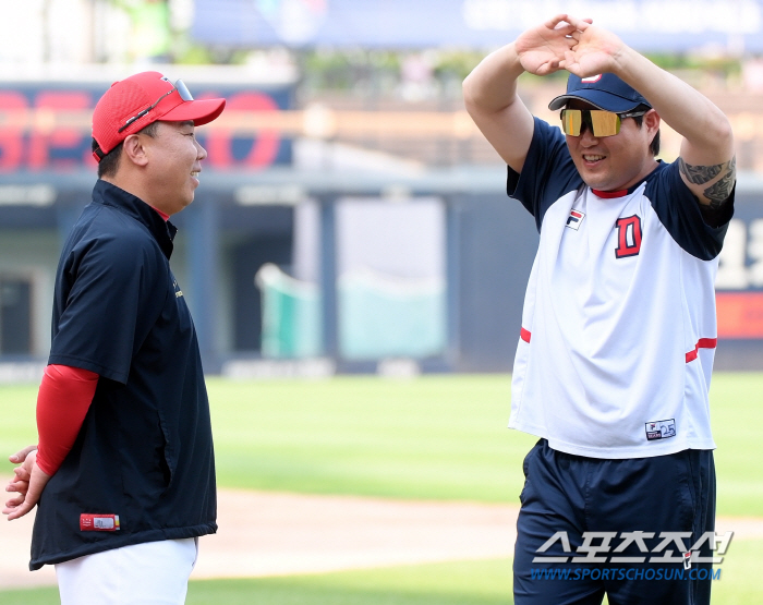 꽃감독과 양의지의 경기 전 만남, 겉으론 여유롭게 웃었지만...[광주 현…