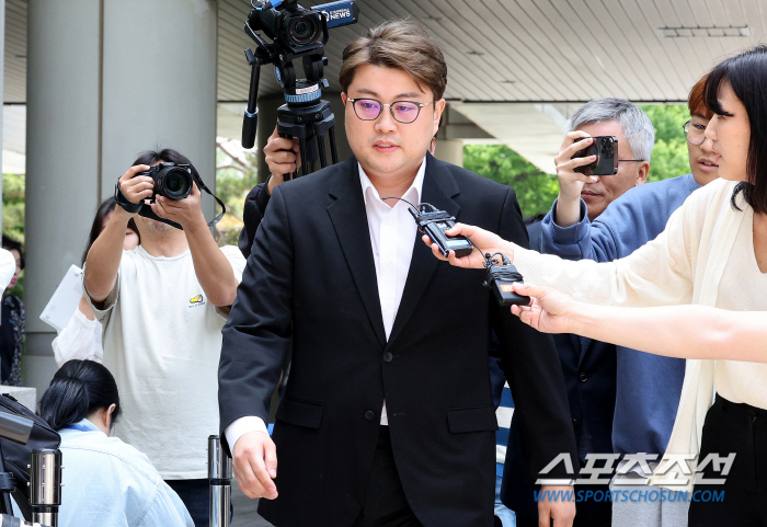  '구속' 김호중, 판사 "힘없는 막내 처벌은 괜찮나"vs팬덤 "정치권 …