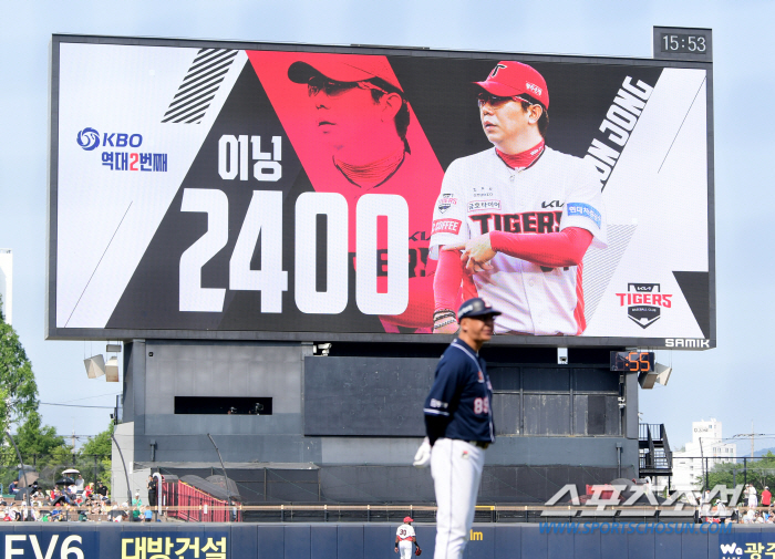 '역사 쓴 투수가 털썩 주저앉았다’ 직관 온 가족도 놀랐는데...1이닝 …