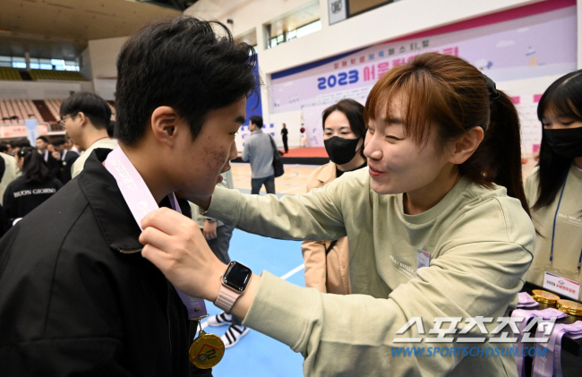 '비례재선X열일의 아이콘'김예지 의원"어항은 아직 반도 못깼다. 나와 닮…