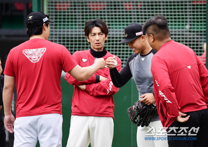 고국에서도 관심 폭발, '임시' 시라카와가 더 잘하면 엘리아스는 어떻게 …