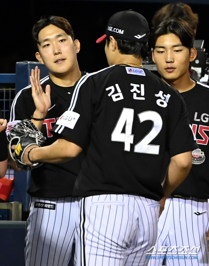 '무슨 일 있었어?' 두산 흐름 끊어낸 베테랑 향해 존경의 눈빛 보낸 좌…