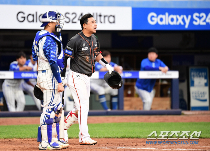 145㎞ 직구 사구 '퇴장'→벤치클리어링…'공 맞은' 김강민, 어지럼증 …