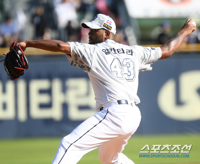 "나도 느꼈는데..." 어딘가 불편해 보이는 에이스의 제스처. 이승엽의 …