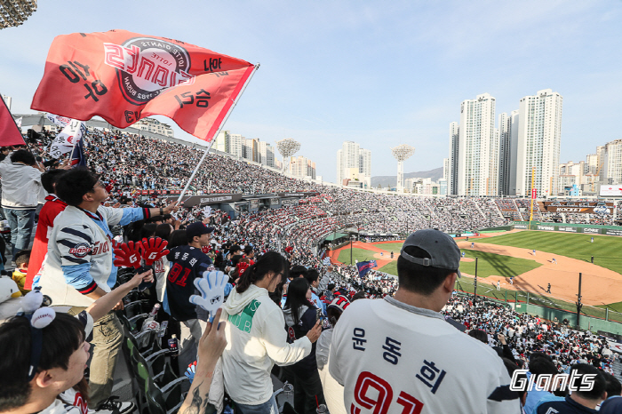 벌써 50만 돌파 구장만 4곳...'천만 관중 시대' 향하는 KBO리그,…