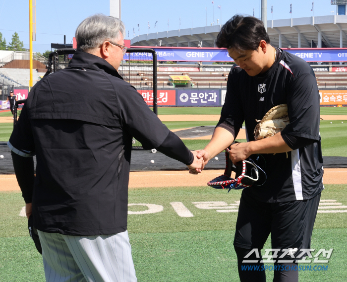 김경문 감독 복귀 반긴 강백호, 달 감독 복귀 반긴 마법사들 [수원 현장…