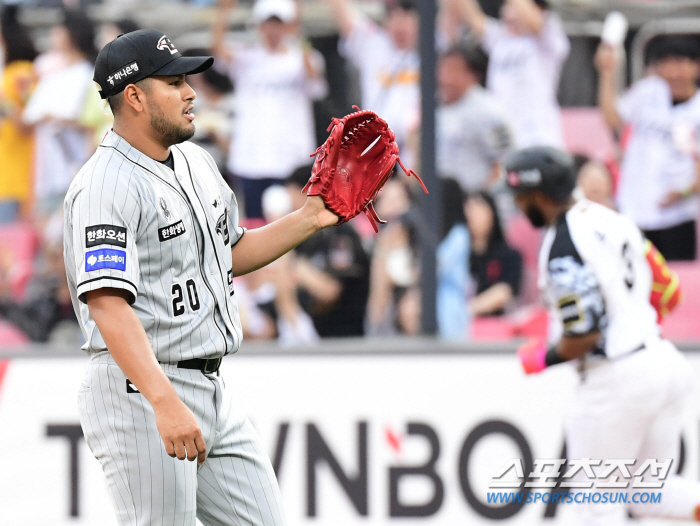 어서와, KBO리그에…'MVP 경력' 선배 외인, '신입'에게 첫 타석부…