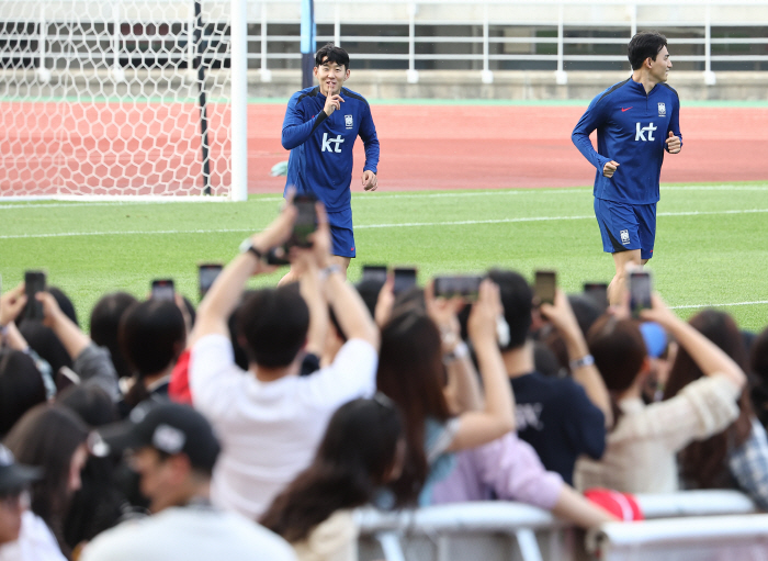 '차두리' 넘어 '이영표'에 다다른 손흥민, '황선홍'까지 넘본다…걷는 …