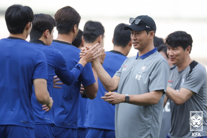 '클린스만은 계속 흔들지만…' 김도훈 감독의 증언 "우려할 정도 아니다,…