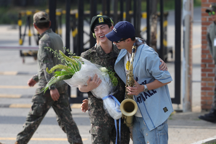 "전역 신고합니다" BTS 진, '색소폰 연주·포옹' 멤버들 축하 속 전…