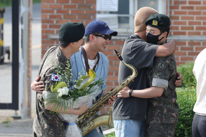 [종합]BTS 진, 멤버들 축하 속 전역…색소폰 RM→군복 정국