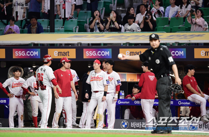 오심에 승리 날릴 뻔 했던 이숭용 감독 "화도 많이 났지만, 심판도...…