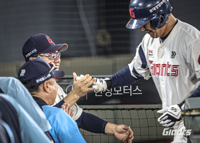 보기드문 '파안대소' 명장이 웃었다! 사직 아이돌의 폭풍질주 "저도 외야…