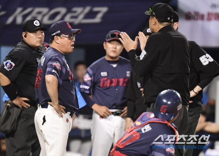 '사령탑 항의→퇴장→승리' 적장도 눈여겨본 '혈투' 엘롯라시코 승리공식 …