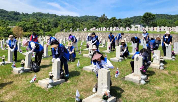 자생의료재단, 국립서울현충원서 묘역정화 봉사 활동