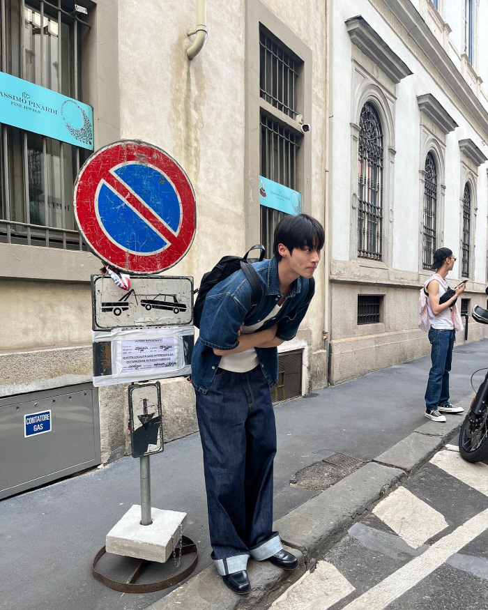 [SC이슈] 유럽도 놀랄 비현실적 문짝남친..변우석, 190cm 큰 키로…