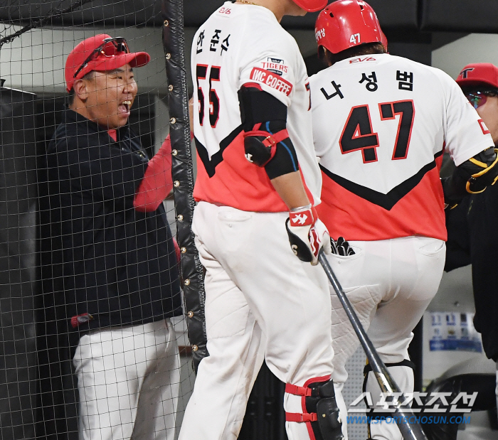 '1군 말소된 선수가 거기서 왜 나와?' 역대급 물폭탄으로 후배 첫 홀드…