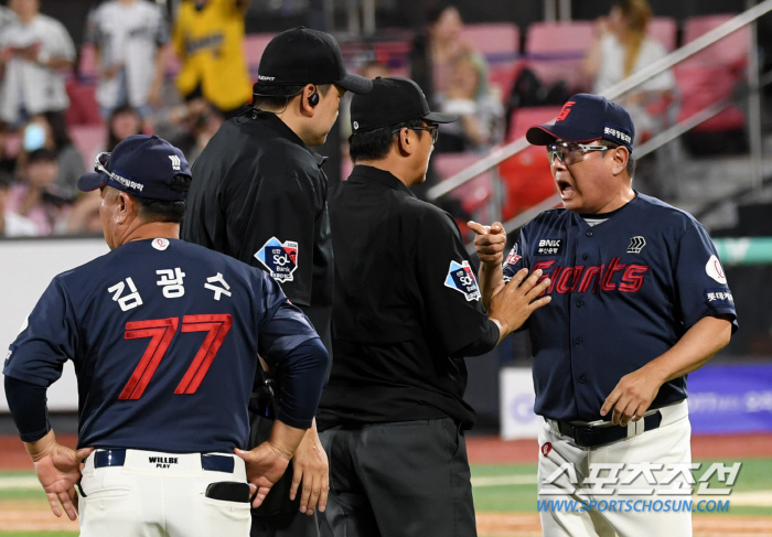 '참을 만큼 참았다' 석연치 않은 판정에 결국 폭발한 김태형 감독...'…