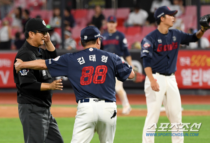 '참을 만큼 참았다' 석연치 않은 판정에 결국 폭발한 김태형 감독...'…