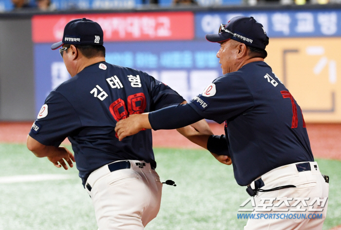 '참을 만큼 참았다' 석연치 않은 판정에 결국 폭발한 김태형 감독...'…