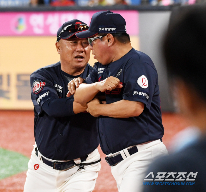 '참을 만큼 참았다' 석연치 않은 판정에 결국 폭발한 김태형 감독...'…