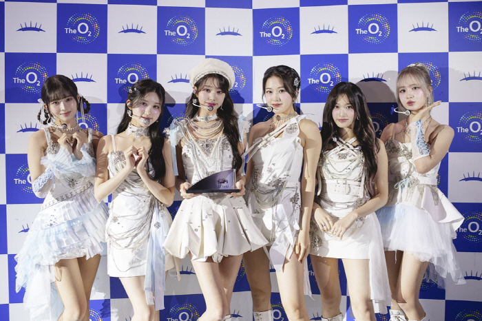 아이브, '英 O2 아레나'서 기념패 수여…첫 방문부터 아레나 입성