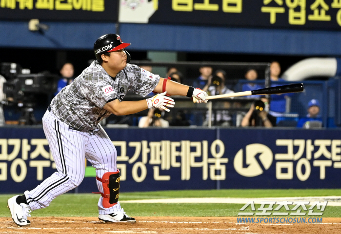 '팬투표 1위의 결정적 끝내기 실책' 행운의 LG 2-1 승리, 2위 탈…