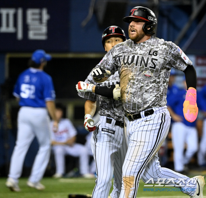 '팬투표 1위의 결정적 끝내기 실책' 행운의 LG 2-1 승리, 2위 탈…