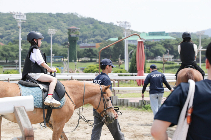  말과 함께하는 색다른 경험, '도심 속 승마체험' 하반기에 다시 만나요