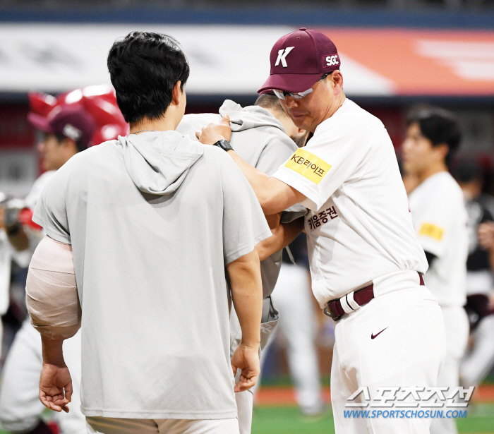 '꼴찌가 1위, 2위 상대로 6연승이라니...' 10승 투수 껴안은 감독…