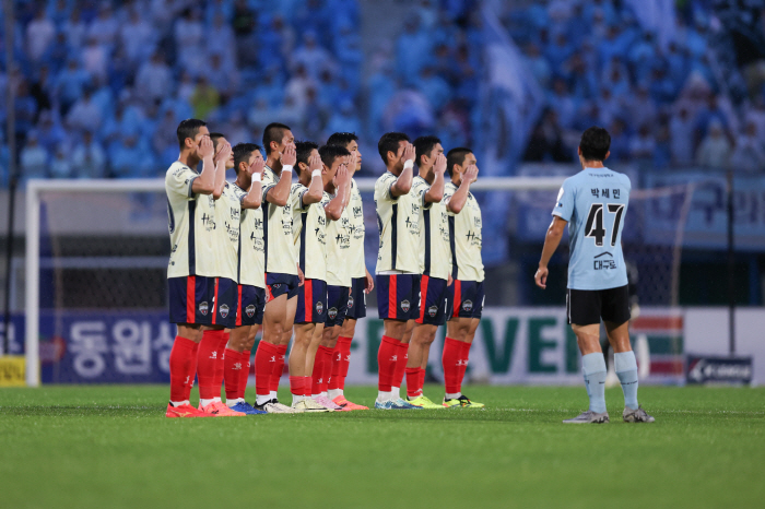 '꼴찌' 전북, 바로 위 대전에도 패하면 '정말 답없다'…김천의 '1위 …