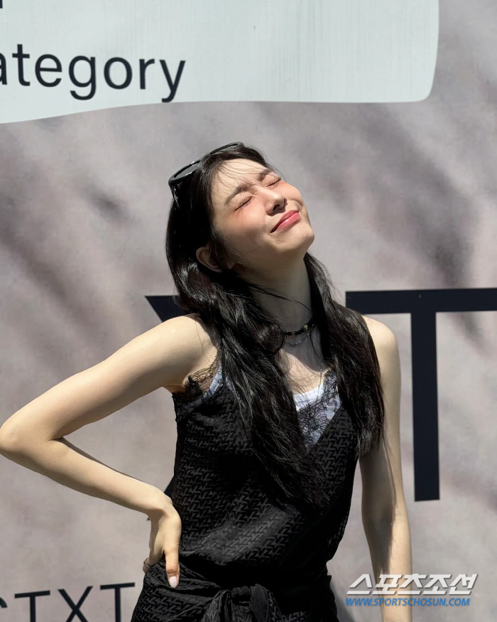  뜨거운 햇살에 미간 찌푸린 김연아, 오픈카 운전대 잡고 '싱긋'