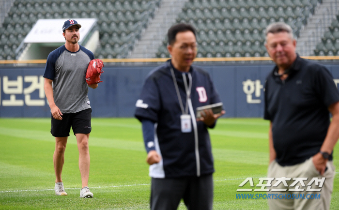 "볼 좋은데?" 입국 다음날 잠실구장에 나타난 발라조빅...'큰키에서 내…