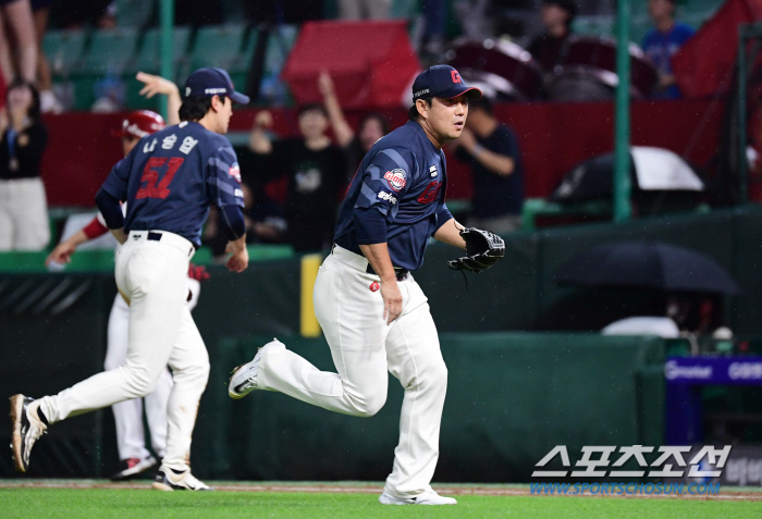 프로 20년차 베테랑의 어이없는 송구 미스, 경기가 날아갔다...그런데 …